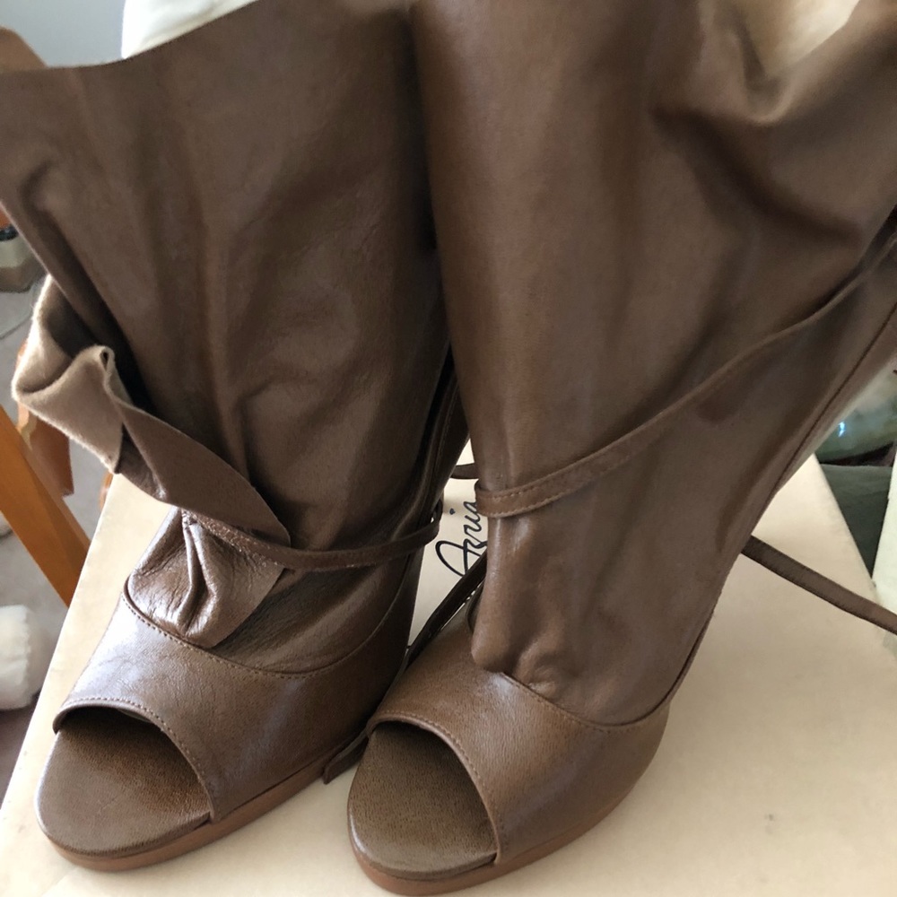 BCBG MaxAzria brown platform wrap bootie size 10